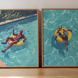 Puede incluir: Dos ilustraciones enmarcadas de personajes de cómics disfrutando de un día de piscina. Deadpool flota en un flotador inflable amarillo en una piscina azul. Wolverine flota en un flotador inflable amarillo en una piscina turquesa.