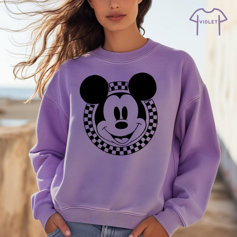 Peut inclure: Un sweat-shirt violet avec un cercle noir et blanc &agrave; carreaux autour d'un visage noir de Mickey Mouse.