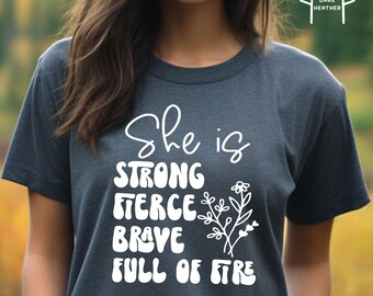 Ella es una mujer fuerte, camiseta de empoderamiento femenino, regalo para ella, camiseta de mujeres fuertes con las Escrituras, camiseta para mujeres fuertes, camiseta de igualdad