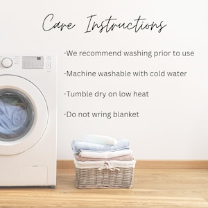 Peut inclure: Une machine &agrave; laver blanche &agrave; c&ocirc;t&eacute; d'une pile de couvertures pli&eacute;es dans un panier en osier. Le texte "Care Instructions" est en haut, avec des instructions d'entretien : laver avant utilisation, lavage en machine &agrave; froid, s&egrave;che-linge &agrave; basse temp&eacute;rature et ne pas essorer.