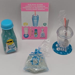 Peut inclure: Kit de slush Blue Razz avec une bouteille bleue et blanche, un gobelet transparent avec un couvercle et une paille, un sac de glace et un dessous-de-verre bleu et blanc avec les mots "Chill Out".