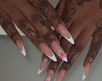 Appuyez sur la pointe florale française sur les ongles : ongles en gel floral 3D