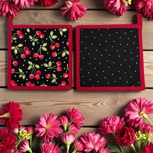 PRESINE CHERRIES trapuntate 8x8", reversibili, isolate, set da 2, gancio ad anello