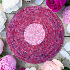 ROSEBERRY SWIRL Runder, 30 cm großer, gewickelter Stoffuntersetzer – Rosatöne, Tischdekoration, bunte Platzdeckchen, Topflappen