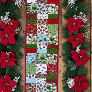 SNOWY GREETINGS - Runner da tavola trapuntato reversibile 48"x14" - Runner festivo patchwork fatto a mano - Decorazione per la tavola in rosso, verde e blu invernale