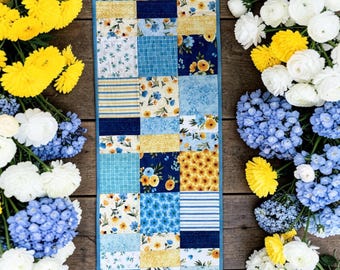 Camino de mesa acolchado GENTLE MEADOW, reversible, floral, azul y amarillo, hecho a mano, con patchwork, decoración rústica para la mesa de la cocina. 122 x 35 cm