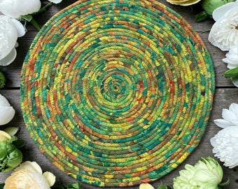 Tissu rond MEADOW SUNSHINE 30 cm (12 po.) - Décoration de table verte avec des nuances de jaune, de bleu et de rouge, set de table coloré, tampon chauffant
