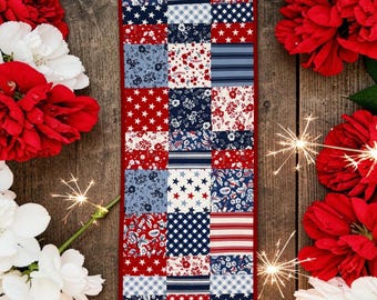 Camino de mesa acolchado azul marino FREEDOM GARDEN - Patchwork reversible, 48"x14" Decoración de mesa patriótica hecha a mano Estilo cabaña americana AMERICA 250