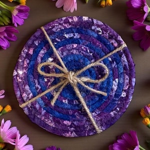 PLUM GARDEN Untersetzer, 4,5 "rund, 2er-Set - handgefertigte Baumwollhülle, gewickeltes Design, stilvoller und langlebiger Schutz für Trinkgefäße."