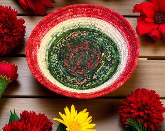 Cuenco de tela enrollado navideño hecho a mano: centro de mesa festivo y plato para dulces.