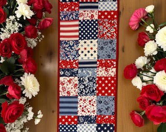 Caminho de mesa FREEDOM GARDEN vermelho acolchoado - Patchwork reversível, 122 x 35 cm, decoração de mesa patriótica feita à mão em estilo americano campestre. AMERICA 250