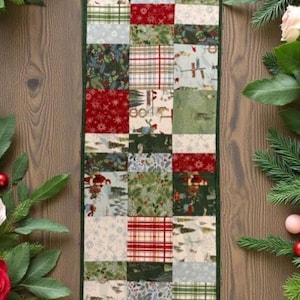 SANTAS TREE FARM Grüner, gesteppter Tischläufer für Weihnachten, wendbar – 122 x 35,5 cm, Patchwork in Grün, Rot und Blau mit Wintermotiven, grüne Rückseite