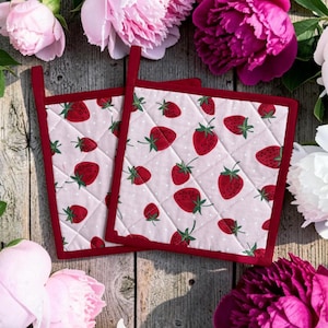 Agarraderas acolchadas STRAWBERRY PICNIC de 20 x 20 cm, reversibles, juego de 2, aislantes, con colgador de lazo. Salvamanteles acolchados / Decoración de cocina en rojo y rosa.