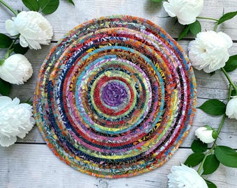 GEMSTONE GALA 30 cm (12") - Tapete redondo em tecido espiralado - Decoração de mesa colorida em algodão, jogo americano, descanso de panela