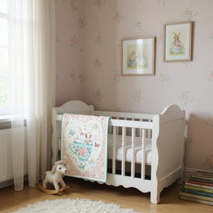 Edredón reversible con forma de taza de conejito para bebé, hecho a mano, con temática de fiesta de té y conejitos en una taza. Decoración pastel para habitación infantil. Regalo para bebé. 72 x 108 cm.