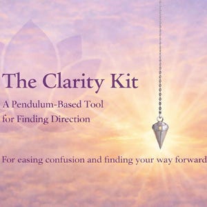 Op de afbeelding: Afbeelding van "The Clarity Kit". Een pendel hangt aan een ketting tegen een pastelkleurige achtergrond. De tekst luidt "The Clarity Kit" en "A Pendulum-Based Tool for Finding Direction". De tekst onderaan luidt "For easing confusion and finding your way forward."