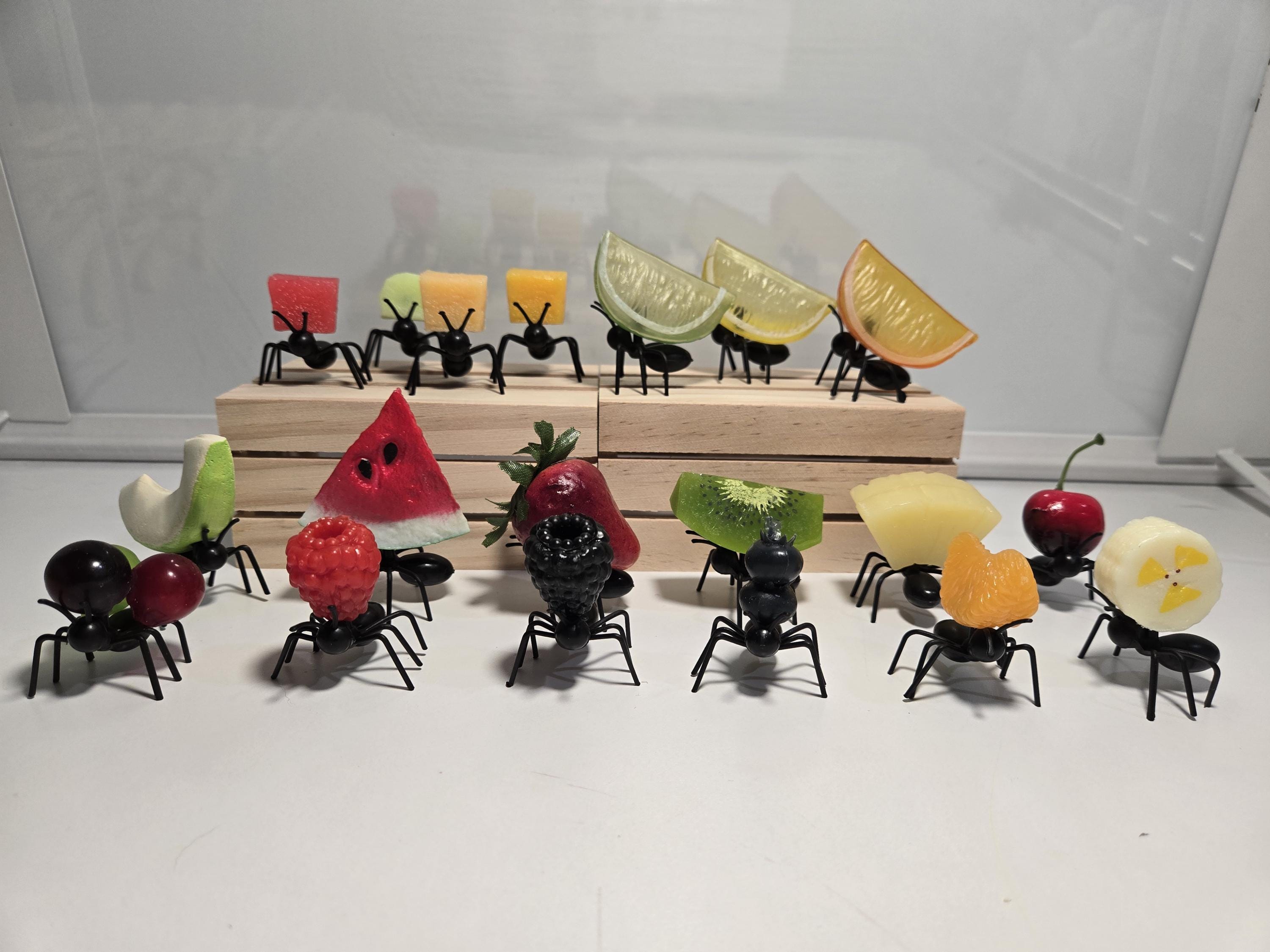 置物 Bottle bancq Ant Fake/faux Ants Carrying Fruit, Summer Picnic, Summer Cookout