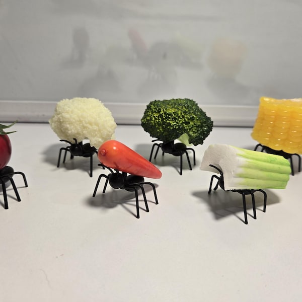 Formigas falsas carregando legumes, piquenique de verão, churrasco de verão, bandeja de vários andares