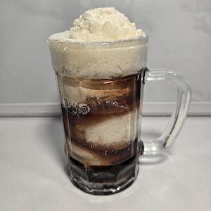 Puede incluir: Un juego de tres tazas de cerámica con un acabado moteado y mate. Las tazas son en tonos crema, gris claro y gris oscuro. Cada taza tiene un diseño simple y minimalista, perfecto para café o té.