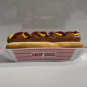 Salchichas falsas/de imitación, perrito caliente con chucrut, perrito caliente con chili, barbacoa de verano, parrillada de verano, picnic de verano, decoración de verano
