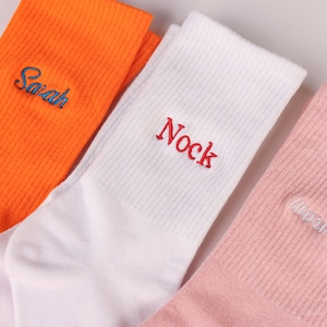Aangepaste naam sokken, sokken bruiloft, gepersonaliseerde sok, geborduurde familienaam sokken crew, creatief verjaardagscadeau, cadeau voor hem