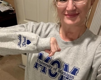 Sudadera universitaria bordada personalizada para mamá: suéter universitario personalizado, regalo para el Día de la Madre.