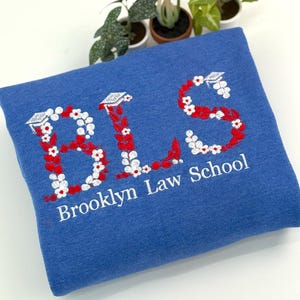 Moletom universitário com letras florais bordadas personalizadas - Gola redonda universitária bordada - Suéter com logotipo da faculdade - Presentes de formatura para amigos