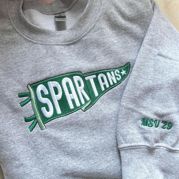 Sudadera con banderín universitario bordado personalizado - Ropa de equipo personalizada - Regalo para estudiantes de último año - Suéter con nombre de bandera de escuela secundaria universitaria
