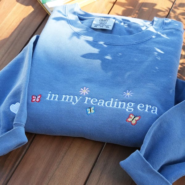 Sudadera con bordado "In My Reading Era" de Comfort Colors®, ideal para amantes de la lectura.