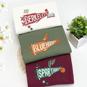 Op maat geborduurde teamnaam wimpel sweater - gepersonaliseerde college wimpel hoodie - schoolgeest ronde hals - universiteit afstudeercadeaus