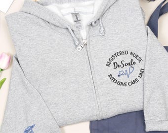 Sudadera con capucha de enfermera bordada y cremallera personalizada - Nombre personalizado - Sudadera con credenciales y especialidad - Traje de enfermera - Regalos de graduación para enfermeras