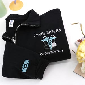 Suéter médico con bordado personalizado y cremallera de un cuarto: regalo para asistente médico, sudadera de enfermera