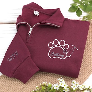 Personlig broderad tassstetoskoptröja med kvarts dragkedja - veterinärtekniker-veterinärreceptionistmonogram - veterinärteknikerpresenter