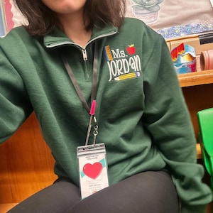 Sudadera personalizada con cremallera hasta el cuarto bordada para profesores, sudadera con nombre personalizado para profesores, regalo para guardería imagen 4
