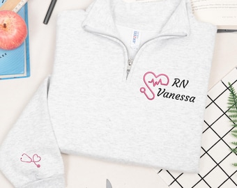 Sudadera de enfermera con monograma bordado y cremallera de un cuarto: sudaderas de enfermera con latidos, regalos de graduación para futuras enfermeras.