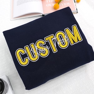 Personalisierbares Sweatshirt mit gesticktem Text und Namen - Benutzerdefinierter Schulname Hoodie