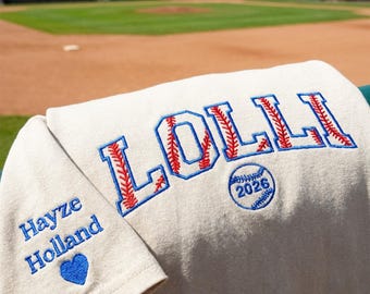 Camisetas de béisbol para abuelas personalizables con el año - Camiseta deportiva bordada para abuelas Nana Gigi con el nombre del nieto/a - Regalo para el Día de la Abuela