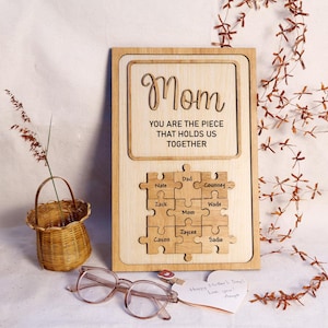 Placa de madeira personalizada com nome de família, placa personalizada para mãe e pai, arte de parede com peça de quebra-cabeça gravada, presente para pais, presente para o dia das mães, avós