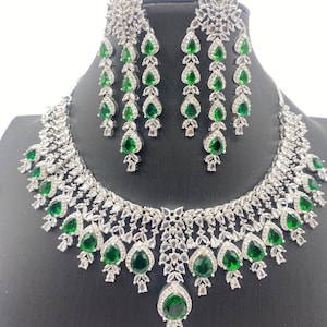 Collana in stile americano con diamanti verde smeraldo e orecchini coordinati, collana girocollo indiana, gioielli pubblicitari, gioielli con zirconi