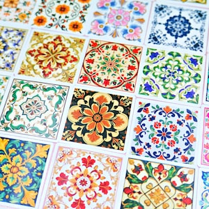 Pode incluir: Uma coleção de azulejos quadrados coloridos com padrões florais intrincados. Os azulejos estão dispostos em um padrão de grade e apresentam uma variedade de cores, incluindo vermelho, azul, verde, amarelo e branco.