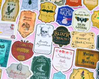 Op de afbeelding: Een verzameling stickers in vintage-stijl met diverse labels, waaronder "Dragon Scales", "Deadly Nightshade" en "Potion of Healing". De stickers hebben verschillende kleuren en ontwerpen, met tekst en illustraties.