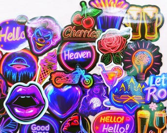 Sticker Adesivi Per Auto Effetto Neon E Cromo – Moderne Streghe Volanti 20x10 Cm – Pellicola Alta Qualità Per Esterni, Resistente E Facile Da Applicare (15 Colori)
