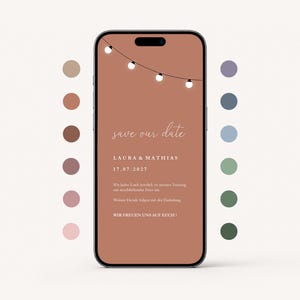 Op de afbeelding: Een smartphone met een digitale "save the date" trouwaankondiging op een terracotta achtergrond. Het ontwerp bevat een lichtsnoer bovenaan, de tekst "save our date", "LAURA & MATHIAS", "17.07.2027" en tekst in het Duits.