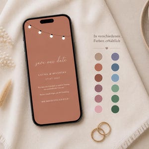 Op de afbeelding: Een smartphone met een digitale save the date aankondiging met een terracotta achtergrond, lichtsnoeren en de tekst Laura & Mathias 17.07.2027. Naast de telefoon staat een kleurenpalet met twaalf cirkelvormige stalen en bijbehorende tekst.