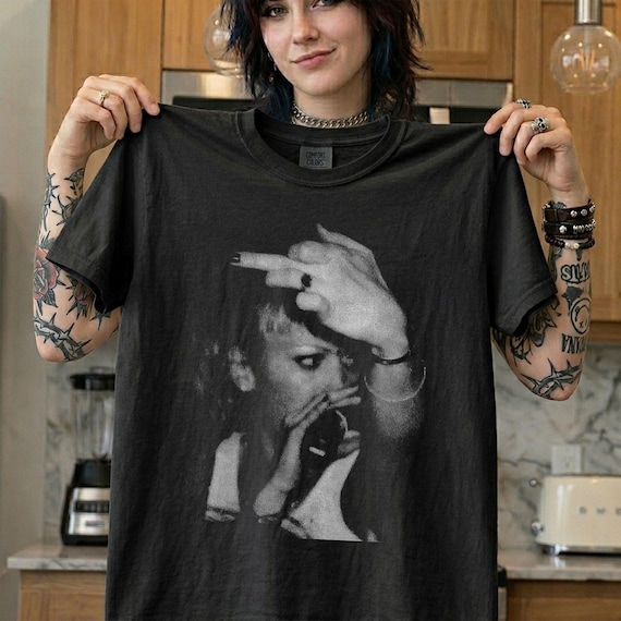 Gwen Stefani Vintage Comfort Colors Unisex T-Shirt, Retro 90s No Doubt Graphic Tee, Rock Singer Shirt, Edgy Y2K Aesthetic Unisex Top