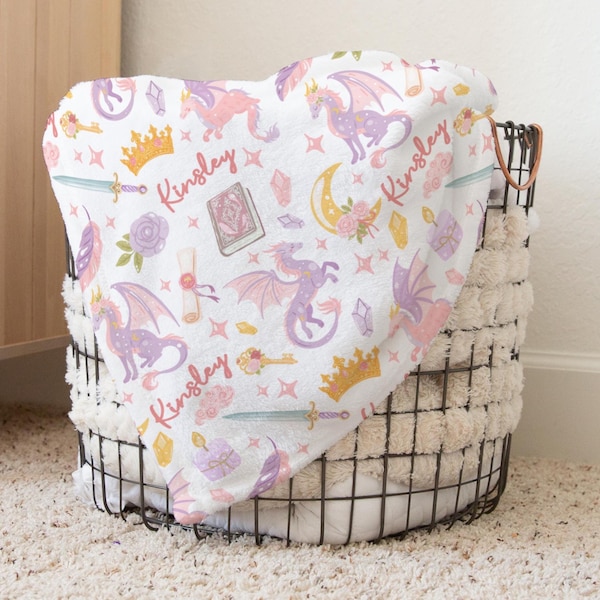 Manta de dragón rosa para niña, regalo personalizado para baby shower mítico, decoración de fantasía para habitación infantil, ropa de cama personalizada con nombre para niña, estética medieval