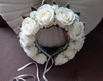Couronne moderne sur la tête avec des fleurs blanches. Couronne de fleurs pour les vacances. Robe unique pour la mariée.