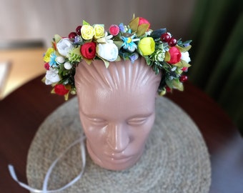 Couronne de fleurs moderne sur la tête. Couronne de fleurs pour les fêtes. Couronne unique pour la mariée.