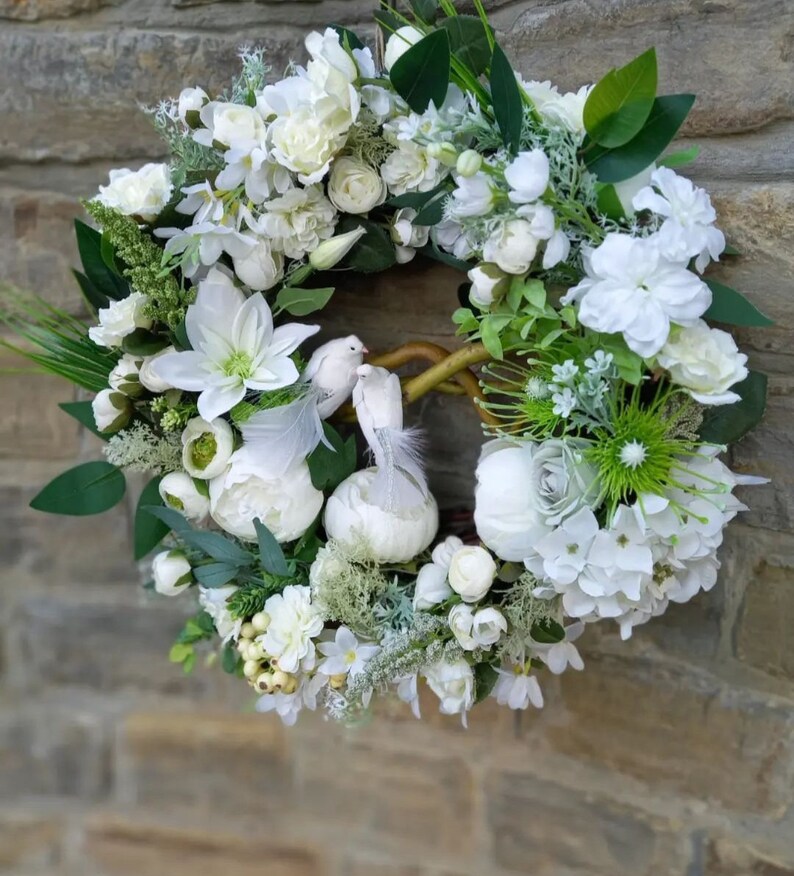 Interior wreath with white doves zdjęcie 9