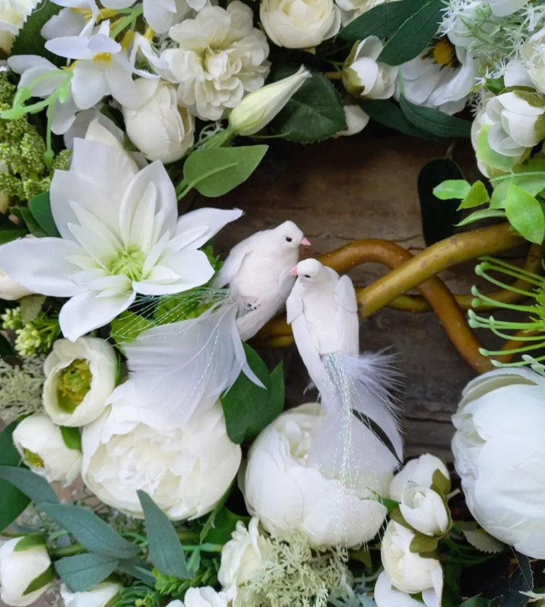 Interior wreath with white doves zdjęcie 3